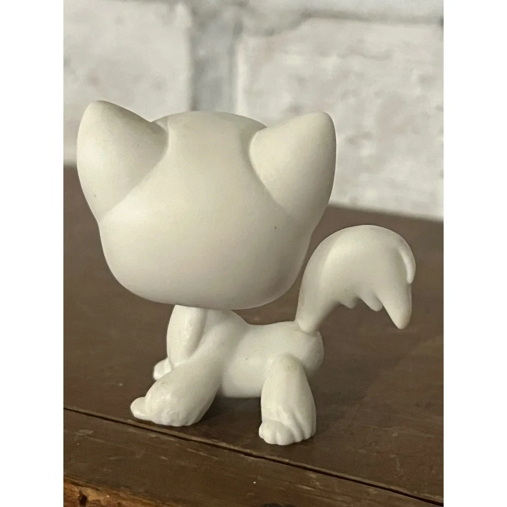Littlest Pet Shop LPS #9 White‎ Angora Longhair Kitty Cat Blue Eyes Red Magnet